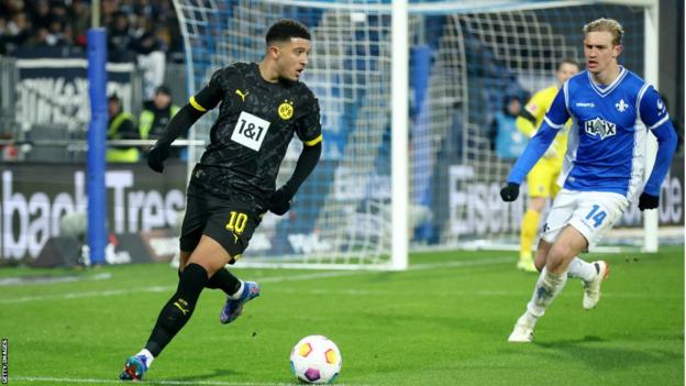 Jadon Sancho scoret en perfekt assist i Borussia Dortmunds første kamp tilbake